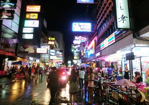 Thaniya-street-Bangkok-karaoke-girls.jpg